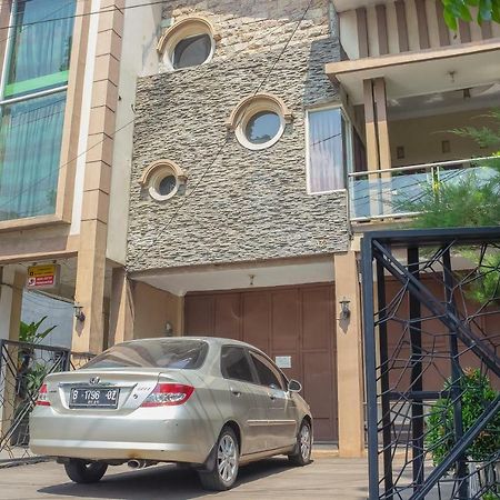 Hotel RedDoorz Syariah near Pasar Modern Cikopo Karawang Exterior foto