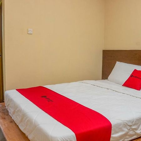 Hotel RedDoorz Syariah near Pasar Modern Cikopo Karawang Exterior foto