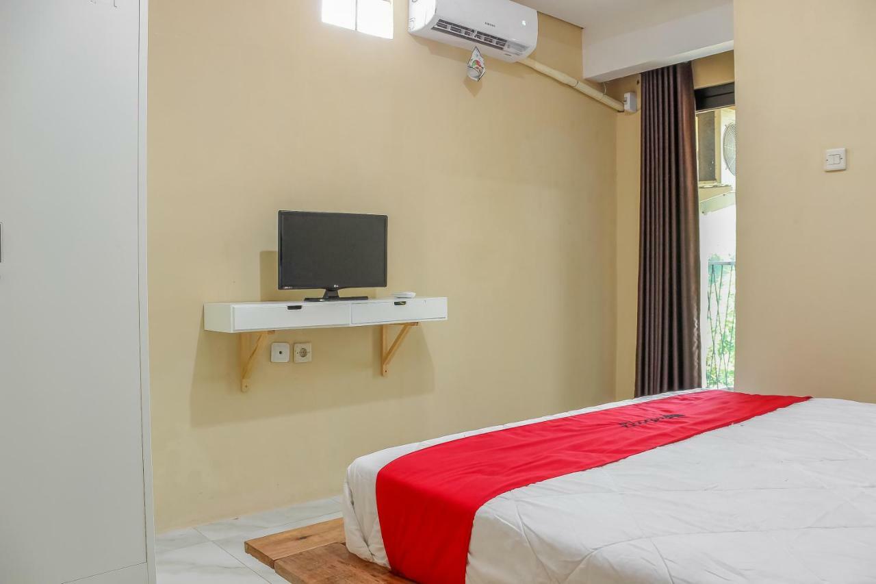 Hotel RedDoorz Syariah near Pasar Modern Cikopo Karawang Exterior foto