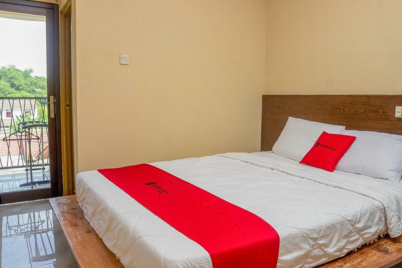 Hotel RedDoorz Syariah near Pasar Modern Cikopo Karawang Exterior foto